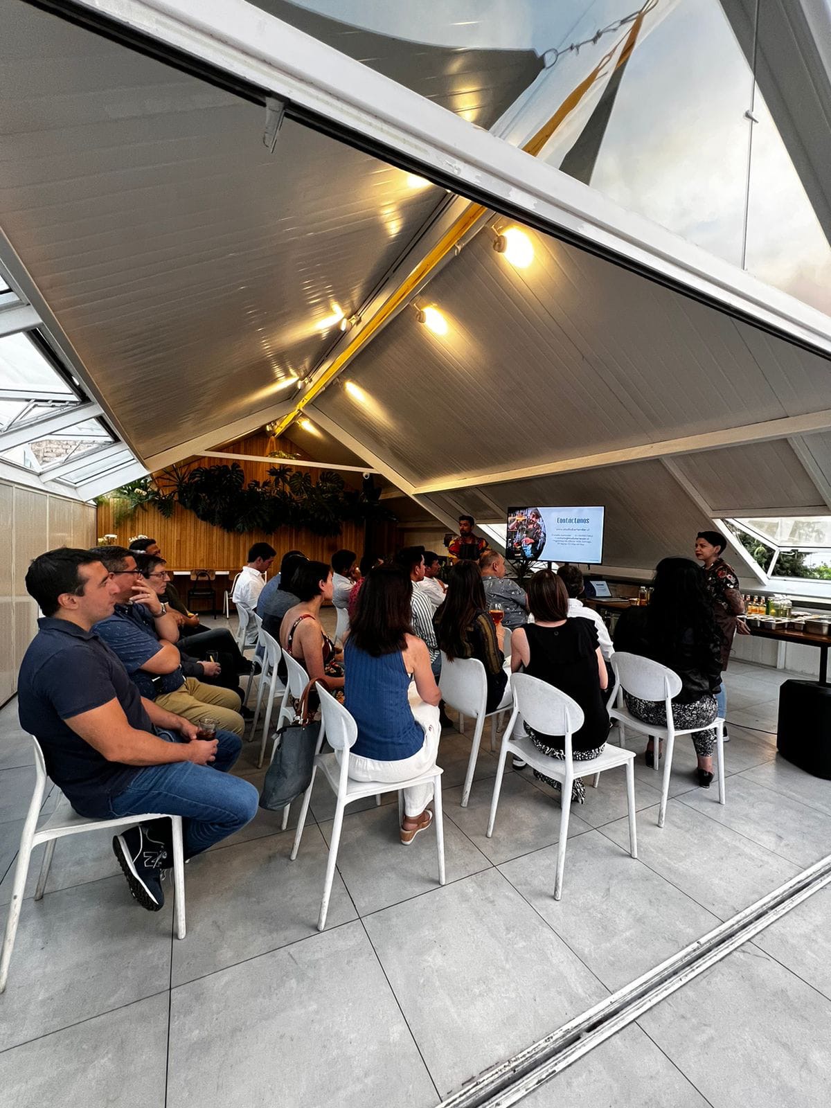 Audiencia en evento corporativo bajo carpa