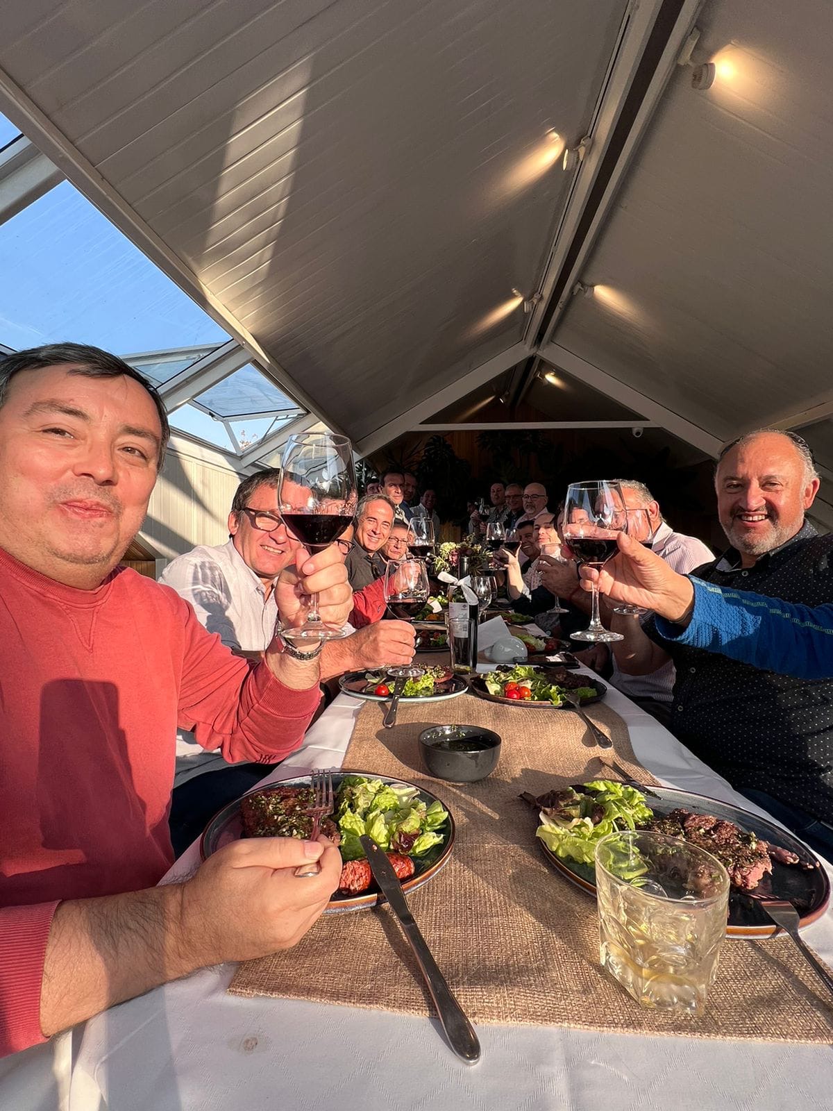 Brindis en evento familiar bajo carpa