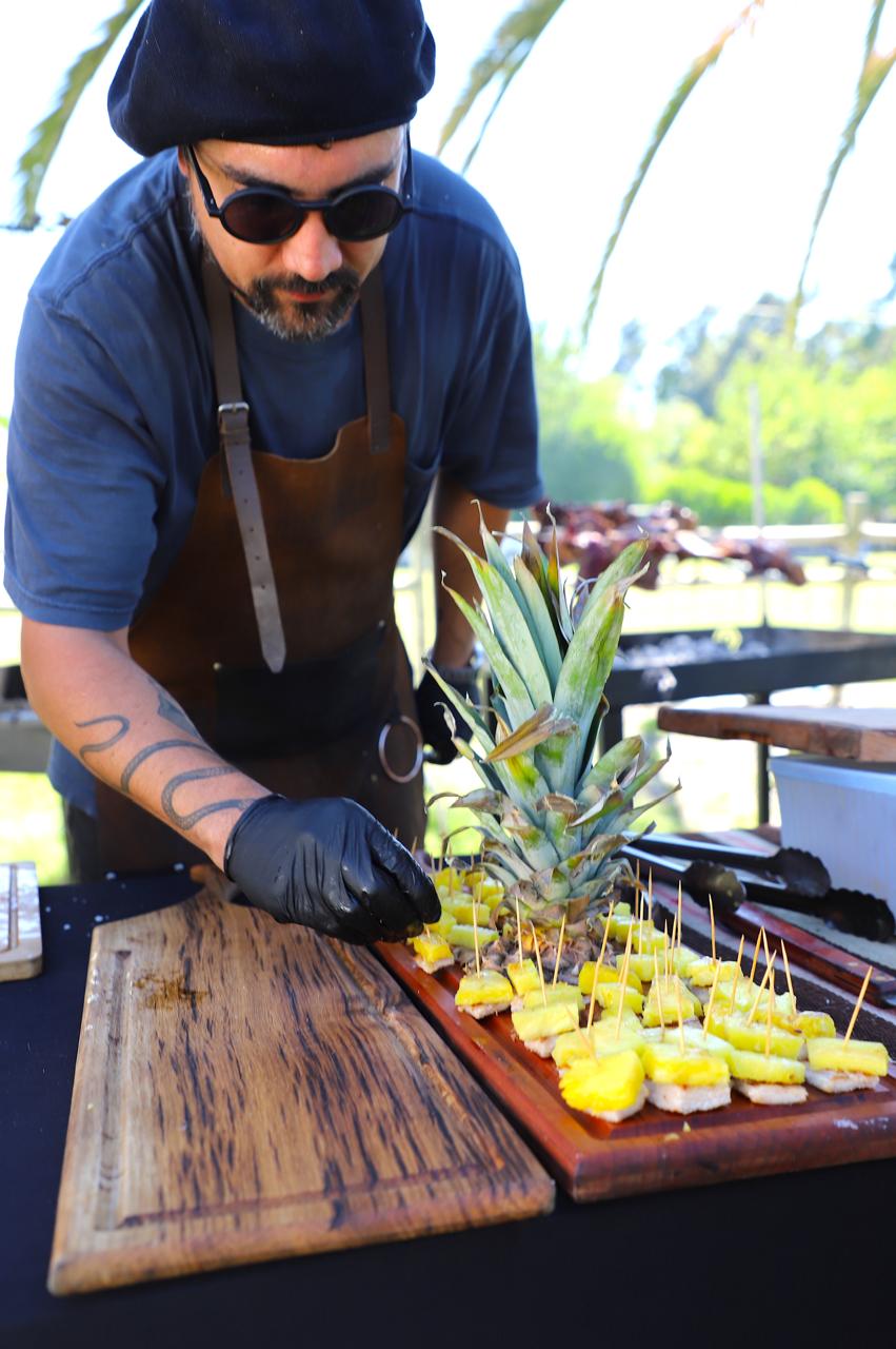 Chef preparando presentación gourmet