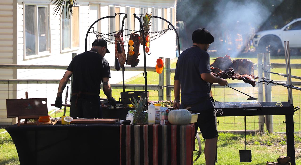 Equipo profesional trabajando en parrilla