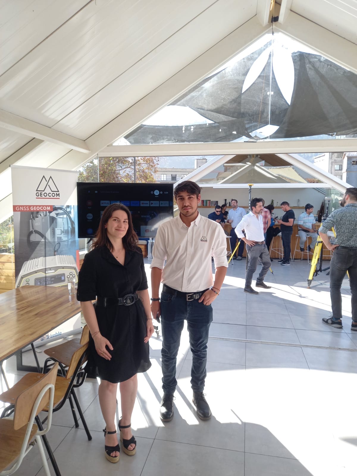 Evento corporativo en ambiente moderno