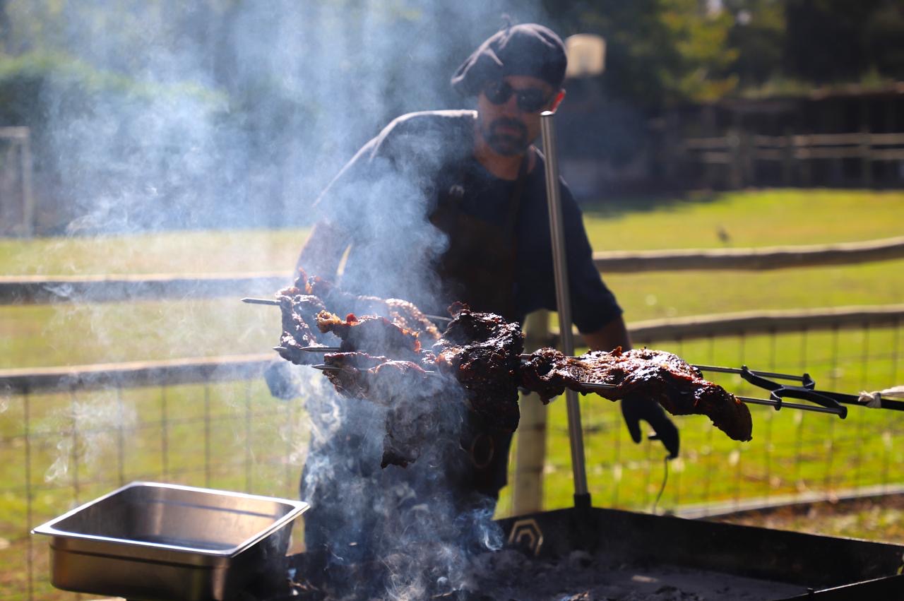 Parrillero profesional en acción